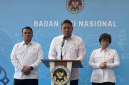 Kepala Badan Gizi Nasional (BGN) Sudaryono mengumumkan pemberhentian 261 pegawai non-ASN bermasalah dalam konferensi pers di Jakarta, Senin (27/7).(FOTO:CNN Indonesia/Muhammad Falah)