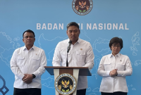 Kepala Badan Gizi Nasional (BGN) Sudaryono mengumumkan pemberhentian 261 pegawai non-ASN bermasalah dalam konferensi pers di Jakarta, Senin (27/7).(FOTO:CNN Indonesia/Muhammad Falah)