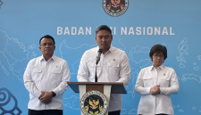 Kepala Badan Gizi Nasional (BGN) Sudaryono mengumumkan pemberhentian 261 pegawai non-ASN bermasalah dalam konferensi pers di Jakarta, Senin (27/7).(FOTO:CNN Indonesia/Muhammad Falah)