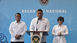 Kepala Badan Gizi Nasional (BGN) Sudaryono mengumumkan pemberhentian 261 pegawai non-ASN bermasalah dalam konferensi pers di Jakarta, Senin (27/7).(FOTO:CNN Indonesia/Muhammad Falah)