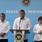 Kepala Badan Gizi Nasional (BGN) Sudaryono mengumumkan pemberhentian 261 pegawai non-ASN bermasalah dalam konferensi pers di Jakarta, Senin (27/7).(FOTO:CNN Indonesia/Muhammad Falah)