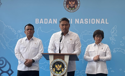 Kepala Badan Gizi Nasional (BGN) Sudaryono mengumumkan pemberhentian 261 pegawai non-ASN bermasalah dalam konferensi pers di Jakarta, Senin (27/7).(FOTO:CNN Indonesia/Muhammad Falah)
