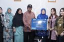 Perwakilan PT TASPEN menyerahkan santunan JKK kepada ahli waris PPPK Nurijah di Tanjungpinang, Kepulauan Riau.(Foto : Arsp Foto Taspen)