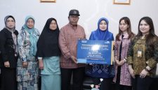 Perwakilan PT TASPEN menyerahkan santunan JKK kepada ahli waris PPPK Nurijah di Tanjungpinang, Kepulauan Riau.(Foto : Arsp Foto Taspen)