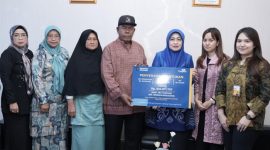 Perwakilan PT TASPEN menyerahkan santunan JKK kepada ahli waris PPPK Nurijah di Tanjungpinang, Kepulauan Riau.(Foto : Arsp Foto Taspen)