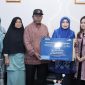 Perwakilan PT TASPEN menyerahkan santunan JKK kepada ahli waris PPPK Nurijah di Tanjungpinang, Kepulauan Riau.(Foto : Arsp Foto Taspen)