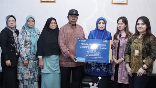 Perwakilan PT TASPEN menyerahkan santunan JKK kepada ahli waris PPPK Nurijah di Tanjungpinang, Kepulauan Riau.(Foto : Arsp Foto Taspen)