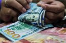 Pergerakan dolar AS yang terus menguat membuat nilai tukar rupiah tertekan hingga mendekati level Rp 18.100 pada perdagangan hari ini.(Foto: Andhika Prasetia/detikFoto)