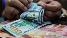 Pergerakan dolar AS yang terus menguat membuat nilai tukar rupiah tertekan hingga mendekati level Rp 18.100 pada perdagangan hari ini.(Foto: Andhika Prasetia/detikFoto)