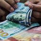 Pergerakan dolar AS yang terus menguat membuat nilai tukar rupiah tertekan hingga mendekati level Rp 18.100 pada perdagangan hari ini.(Foto: Andhika Prasetia/detikFoto)