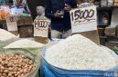 Petani memanen padi di tengah kenaikan harga gabah yang mendorong harga beras tetap tinggi di pasar.(Foto: Kartika Sari/detikSumut)