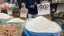 Petani memanen padi di tengah kenaikan harga gabah yang mendorong harga beras tetap tinggi di pasar.(Foto: Kartika Sari/detikSumut)