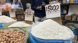 Petani memanen padi di tengah kenaikan harga gabah yang mendorong harga beras tetap tinggi di pasar.(Foto: Kartika Sari/detikSumut)