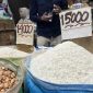Petani memanen padi di tengah kenaikan harga gabah yang mendorong harga beras tetap tinggi di pasar.(Foto: Kartika Sari/detikSumut)