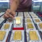 Harga emas Antam terpantau stagnan meski tensi geopolitik di Timur Tengah meningkat.(Foto: ANTARA FOTO/RAISAN AL FARISI)