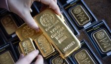 Pergerakan harga emas dunia menunjukkan kenaikan tipis selama dua hari terakhir di tengah dinamika geopolitik dan penurunan harga minyak global.(Foto : Akos Stiller/Bloomberg)