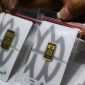 Petugas menunjukkan emas batangan Antam di butik Logam Mulia, seiring penurunan harga emas hari ini ke Rp 2.615.000 per gram.( Foto: Ari Saputra )