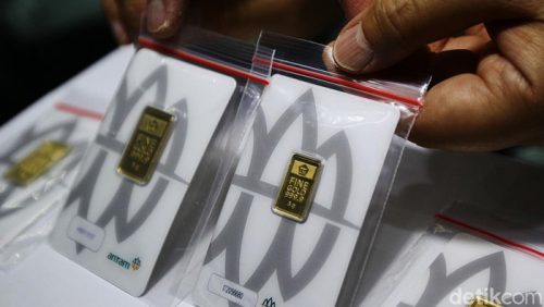 Petugas menunjukkan emas batangan Antam di butik Logam Mulia, seiring penurunan harga emas hari ini ke Rp 2.615.000 per gram.( Foto: Ari Saputra )