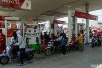 Kendaraan mengisi Pertalite di SPBU, seiring meningkatnya konsumsi BBM subsidi akibat harga Pertamax yang bertahan tinggi.(Foto: Rifkianto Nugroho/detikFoto)