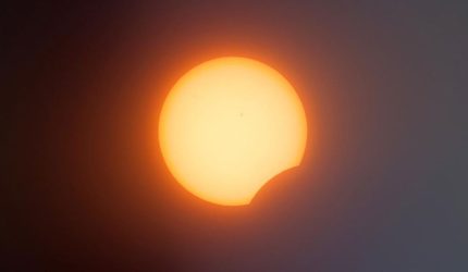 Proses Gerhana Matahari Total saat melintasi langit Amerika Serikat.