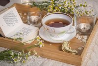 Teh chamomile hangat menjadi salah satu minuman alami yang membantu tubuh lebih rileks sebelum tidur.(Foto : Pixabay/Полина Андреева) 