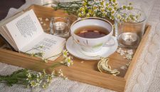 Teh chamomile hangat menjadi salah satu minuman alami yang membantu tubuh lebih rileks sebelum tidur.(Foto : Pixabay/Полина Андреева)