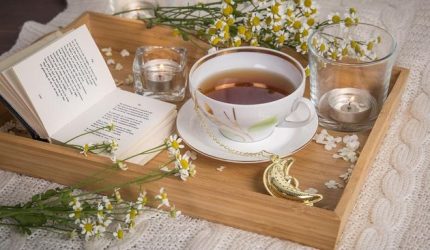 Segelas teh chamomile hangat di malam hari untuk membantu tidur nyenyak