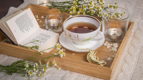 Teh chamomile hangat menjadi salah satu minuman alami yang membantu tubuh lebih rileks sebelum tidur.(Foto : Pixabay/Полина Андреева) 