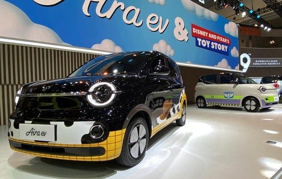 Wuling Aira EV edisi terbatas hasil kolaborasi dengan Toy Story 5 dipamerkan di GIIAS 2026, ICE BSD City, Tangerang, Kamis (30/8/2026).( Foto: Ridwan Arifin/detik.com) 