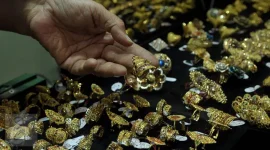 Harga emas perhiasan di Raja Emas dan Laku Emas kembali menjadi perhatian masyarakat pada Minggu, 16 Agustus 2026.(Foto : Liputan6.com/Johan Tallo)