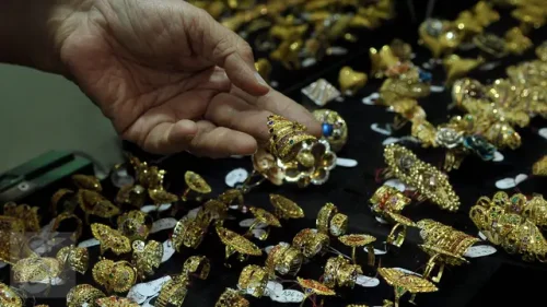 Harga emas perhiasan di Raja Emas dan Laku Emas kembali menjadi perhatian masyarakat pada Minggu, 16 Agustus 2026.(Foto : Liputan6.com/Johan Tallo)
