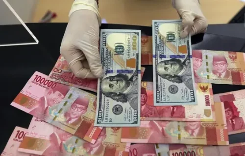 Nilai tukar rupiah menguat tipis terhadap dolar AS pada perdagangan Senin (24/8/2026).(Foto : Liputan6.com/Johan Tallo)