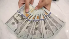 Rupiah melemah terhadap dolar AS pada perdagangan Senin, 31 Agustus 2026.(Foto : ANTARA FOTO/Muhammad Iqbal)