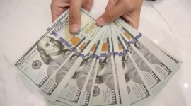 Rupiah melemah terhadap dolar AS pada perdagangan Senin, 31 Agustus 2026.(Foto : ANTARA FOTO/Muhammad Iqbal)