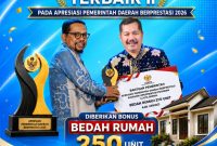 Bupati Kerinci Monadi menerima penghargaan Terbaik II Program 3 Juta Rumah Regional Sumatera di Batam.