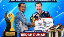 Bupati Kerinci Monadi menerima penghargaan Terbaik II Program 3 Juta Rumah Regional Sumatera di Batam.