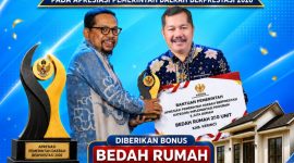 Bupati Kerinci Monadi menerima penghargaan Terbaik II Program 3 Juta Rumah Regional Sumatera di Batam.