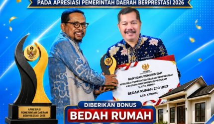 Bupati Kerinci Monadi menerima penghargaan Program 3 Juta Rumah di Batam.