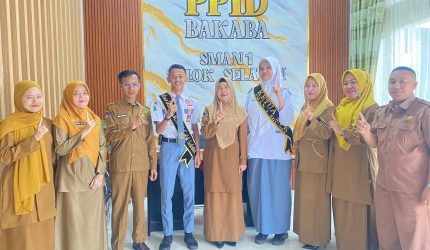 Maulana dan Assyfa saat pelepasan delegasi ISLT 2026 di SMAN 1 Solok Selatan.