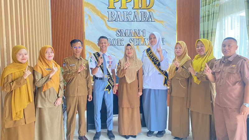 Maulana dan Assyfa saat pelepasan delegasi ISLT 2026 di SMAN 1 Solok Selatan.