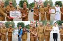 Wali Kota Sungai Penuh Alfin, S.H., menyerahkan penghargaan kepada penerima prestasi di halaman Kantor Wali Kota Sungai Penuh, Senin (31/8/2026).
