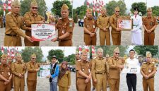 Wali Kota Sungai Penuh Alfin, S.H., menyerahkan penghargaan kepada penerima prestasi di halaman Kantor Wali Kota Sungai Penuh, Senin (31/8/2026).