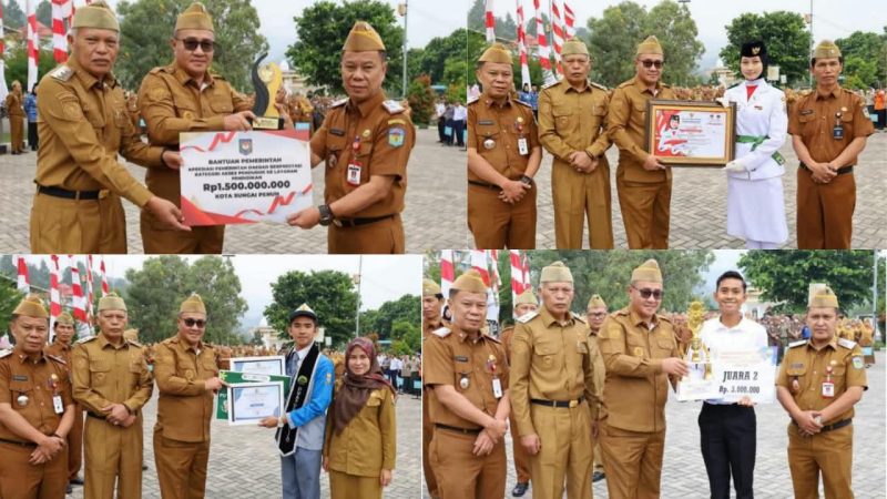 Wali Kota Sungai Penuh Alfin, S.H., menyerahkan penghargaan kepada penerima prestasi di halaman Kantor Wali Kota Sungai Penuh, Senin (31/8/2026).