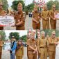 Wali Kota Sungai Penuh Alfin, S.H., menyerahkan penghargaan kepada penerima prestasi di halaman Kantor Wali Kota Sungai Penuh, Senin (31/8/2026).