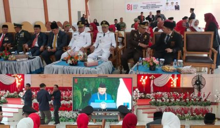 Wali Kota Sungai Penuh Alfin mengikuti upacara Proklamasi HUT RI ke-81 secara virtual.