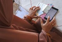 Pembayaran pajak kendaraan tahunan kini dapat dilakukan secara online melalui aplikasi Signal tanpa harus mengantre di kantor Samsat.(Foto : ANTARA FOTO/SENO)