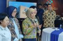 Menkomdigi Meutya Hafid berbicara menggunakan mikrofon dalam acara Komdigi