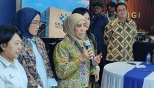 Menkomdigi Meutya Hafid berbicara menggunakan mikrofon dalam acara Komdigi