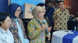 Menkomdigi Meutya Hafid berbicara menggunakan mikrofon dalam acara Komdigi