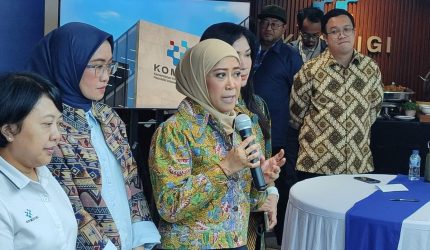 Menkomdigi Meutya Hafid berbicara menggunakan mikrofon dalam acara Komdigi